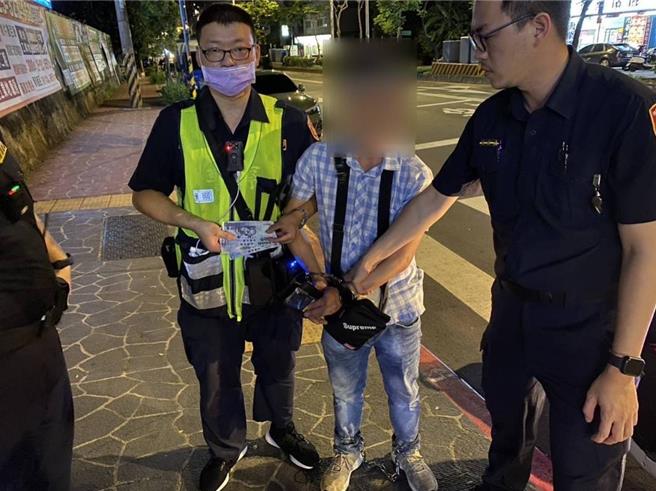 35歲越南籍黎姓男子去年8月在桃園蘆竹飲用啤酒後，仍騎機車上路，並在凌晨被警察攔查，因為黎男散發濃厚酒味，警方欲酒測，不料黎男竟拿出2000元，拜託警察不要抓他。警察當場拒絕，並發現騎酒測濃度達0.82毫克，依法送辦。（翻攝照片）