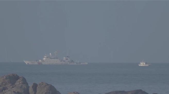 4艘大陆海警船今（25）日清晨再度编队闯入金门南方海域，最接近处甚至仅离成功海边约5海浬。（民眾提供）