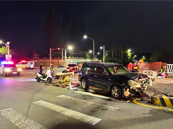 嘉義市陳姓男子開自小客車行經華興橋自撞中央安全島，撞擊猛烈，車頭嚴重變形。（讀者提供／廖素慧嘉市傳真）