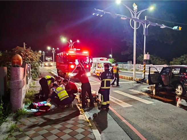 嘉義市陳姓男子開自小客車行經華興橋自撞中央安全島，卡在車內，警消搶救。（讀者提供／廖素慧嘉市傳真）
