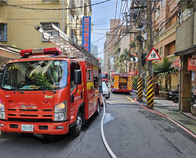 消防人员赶抵后，发现火势延烧至室内床铺，立即布水线灌救及排烟。（消防局提供）