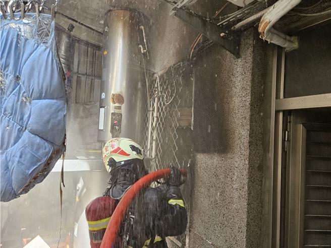 火势于9时26分完全熄灭，燃烧面积约2平方公尺。（消防局提供）