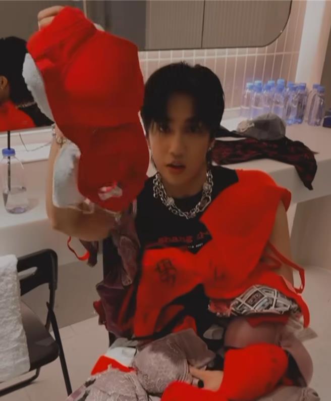 婁峻碩赴香港開唱，收到粉絲送的胸罩示愛。（想不到音樂工作室提供）