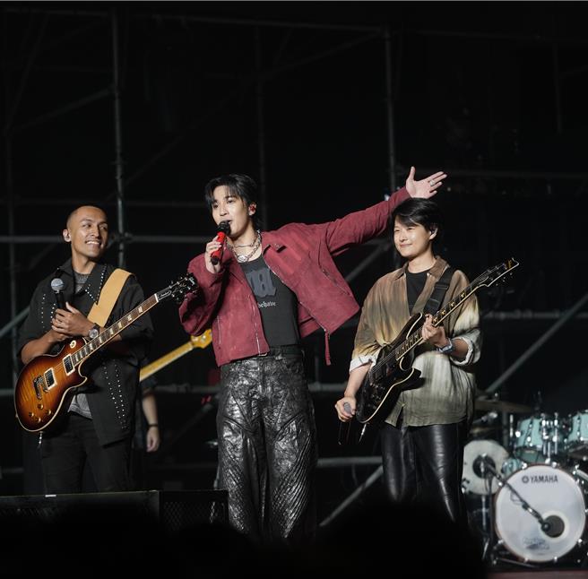 婁峻碩在香港演唱會上首唱新歌〈商務艙〉藉新歌向歌迷告白。（想不到音樂工作室提供）