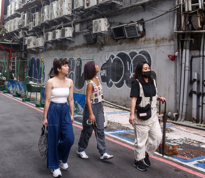 气象专家林得恩分析台湾一早气温就飙破30度的原因。（资料照）