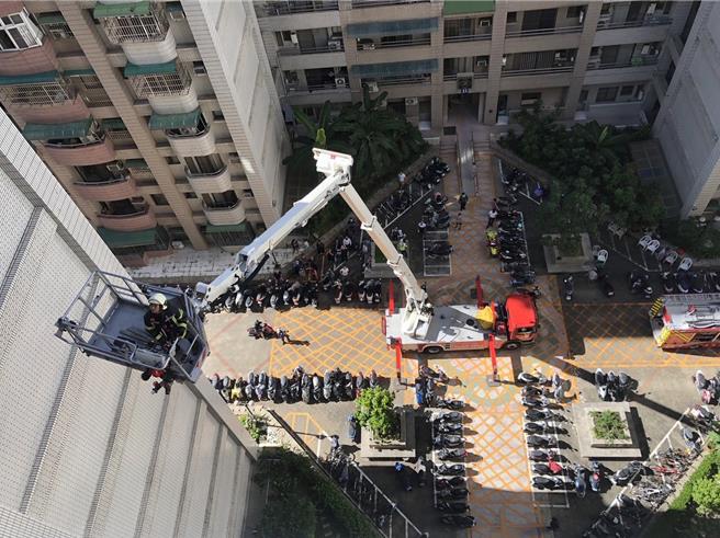 消防出动云梯车救援。（翻摄照片／洪靖宜高雄传真）