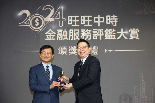 凱基證券財富管理處副總經理阮建銘(右)獲頒《樂齡友善獎》。（中時新聞網）