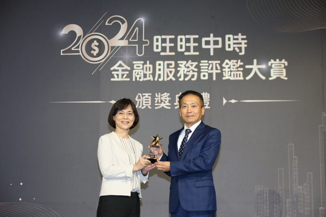 凱基證券經紀暨財富管理通路處副總經理孫成保(右)獲頒《服務品質獎》。（中時新聞攝）