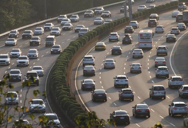 交通部高速公路局參考近年暑假車流狀況，預估國道每周五至周日交通量比平日多2成。（本報資料照）