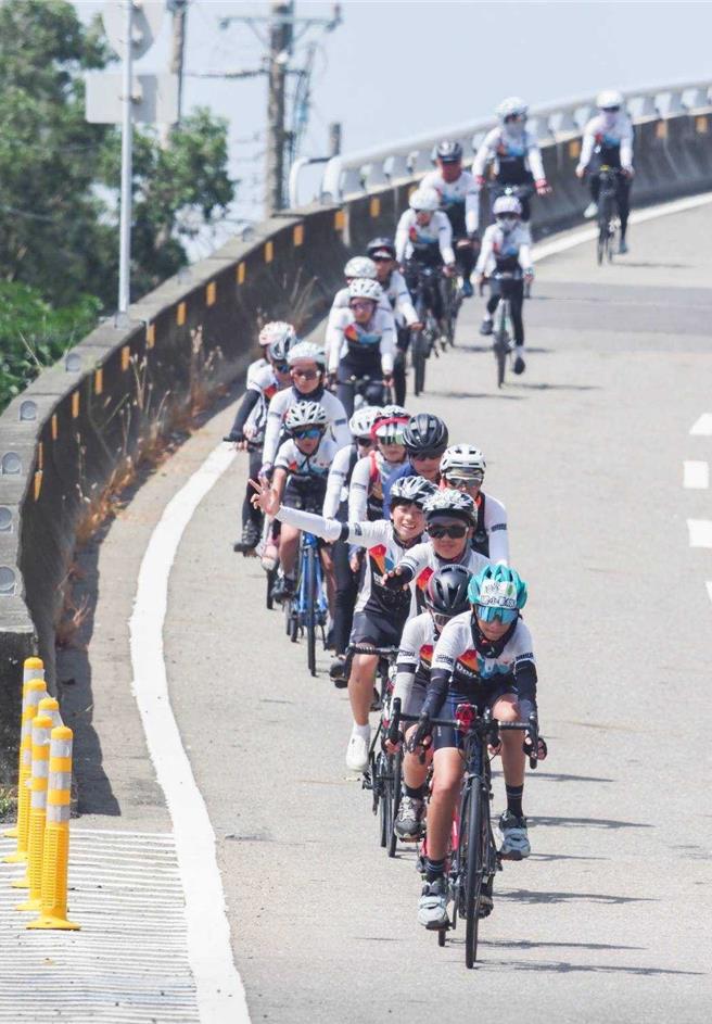 桃园市大华国小带领毕业生单车环岛，共为期10天，路程长达1021公里。（大华国小提供）