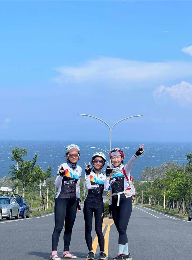 活动总召集人黄淑玲（右一）去年因病魔缠身无法参与单车环岛活动，今年在小女儿涂禹宣（右二）及大女儿涂语辰（左一）的鼓励下完成环岛梦想。（大华国小提供）