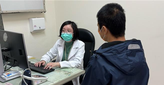 家庭医学部医师蔡玮情建议，出国旅游前可至家庭医学部门诊接受旅游医学谘询，可让您的行程玩得开心又安心。（新竹台大分院提供／王惠慧新竹传真）