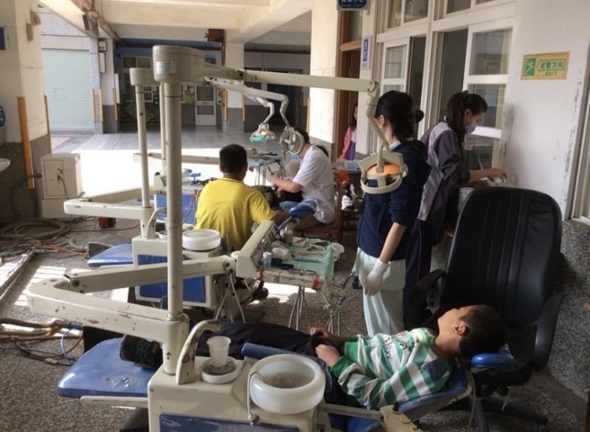 一樣繳交健保費，偏遠地區的小學生（不包含偏鄉一般民眾），只能得到兩年一次的牙醫巡迴醫療服務。(國際牙醫校友聯合會提供)