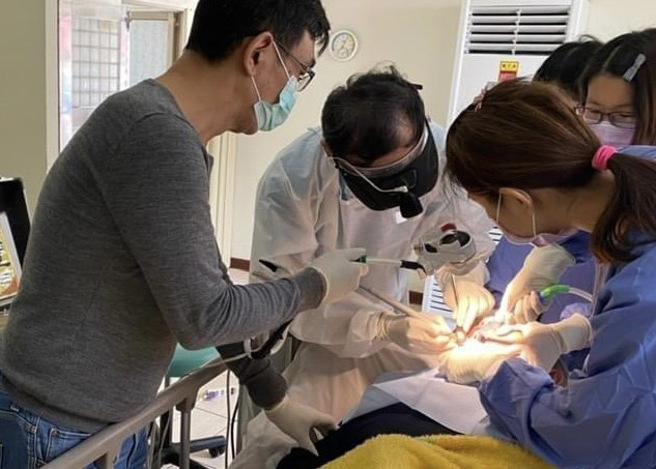 偏鄉仍然需要大量牙醫人力支援的到宅醫療。(國際牙醫校友聯合會提供)