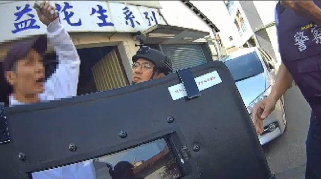 绰号「阿超」的周男在员林市1处偏僻民宅私自改造及贩售枪炮，遭警方锁定，警力进行围捕时，周男扬言要引爆随身携带的土制爆裂物拒捕，员警奋不顾身上前将其压制。（民眾提供／叶静美彰化传真）