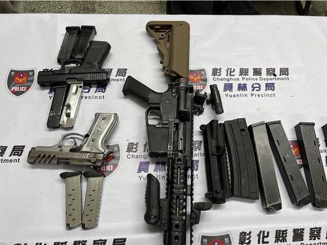 周男在员林市1处偏僻民宅私自改造及贩售枪炮，遭警方锁定，并共起出长、短枪4枝、子弹86颗、爆裂物17组、手榴弹5颗及改造枪枝工具1批等证物。（警方提供／叶静美彰化传真）