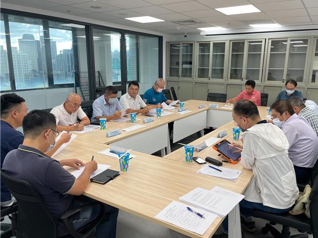 桃园市建管处9大公会共同研商大楼防火安全施工管理。（建管处提供／蔡依珍桃园传真）