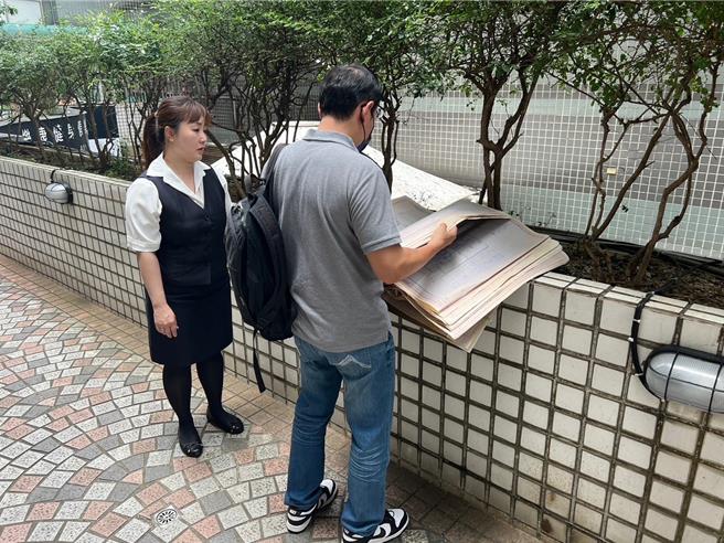 技师检核设计图与实际装置。（建管处提供／蔡依珍桃园传真）