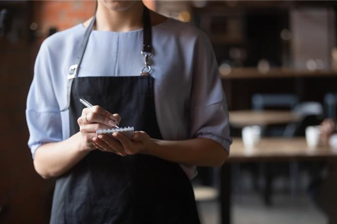 女网友指自己在饮料店打工想离职，但对方让他看一张纸写「未满3个月还要缴教学费」。（示意图：shutterstock／达志）