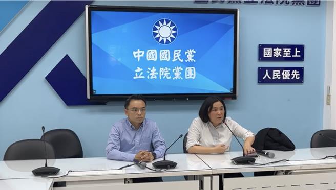 國民黨立委陳玉珍（右）在國民黨團書記長洪孟楷（左）陪同下舉行記者會。（摘自國民黨團直播）