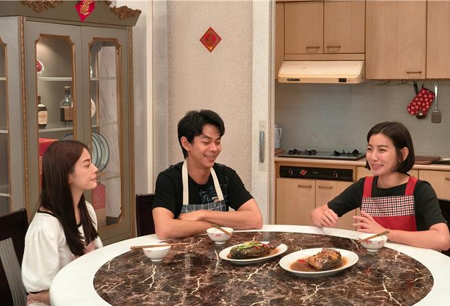 米可白及宋品葳向孙绽请教料理。（公视提供）