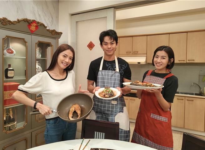 米可白及宋品葳向孙绽请教料理。（公视提供）