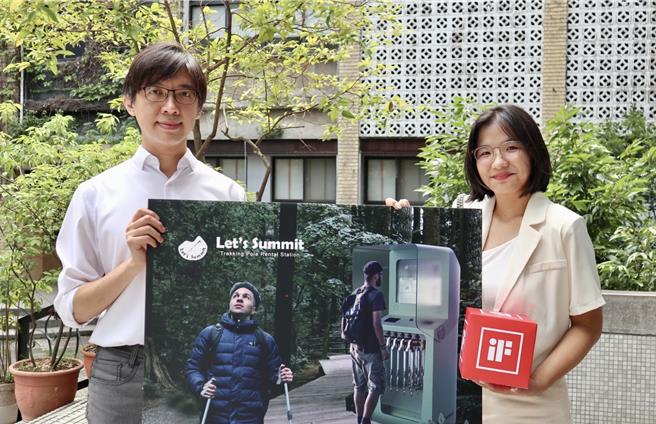 北科大工设系老师黄孟帆（左）指导学生林昀竺（右）、林贝慈，设计「登山杖租借站」。（北科大提供／林志成台北传真）