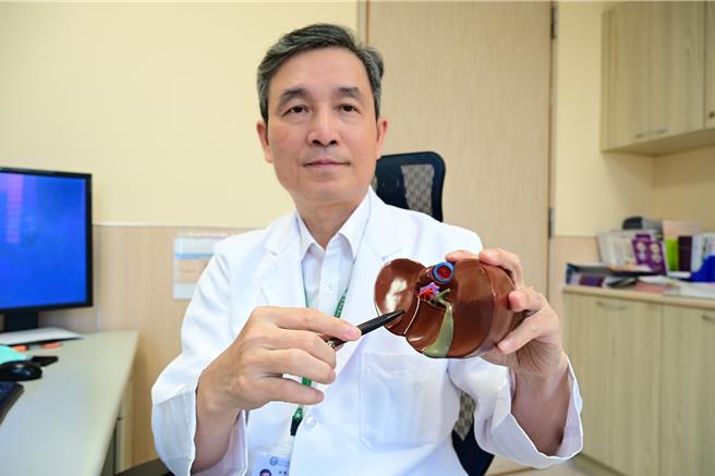 亚洲大学附属医院肝胆肠胃科主治医师林贤平25日指出，肝癌过去被称为国病，如今医界对晚期癌症不再完全悲观，如对抗慢性病般与之长期抗战。（亚大医院提供／潘虹恩台中传真）