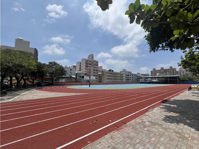 教育局已通令各校避免于上午10时至下午2时进行户外活动。（蔡依珍摄）