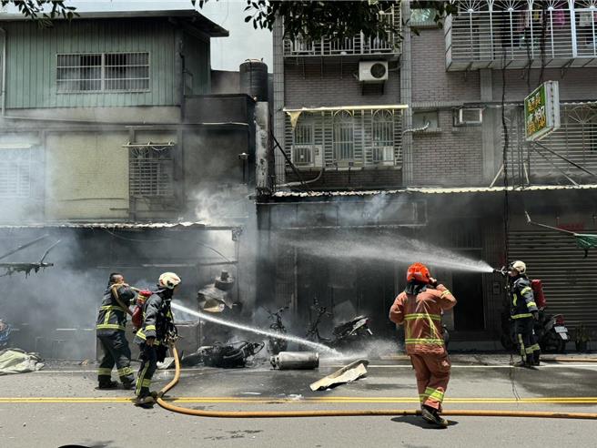 消防队员扑灭火势。（新北市消防局提供）