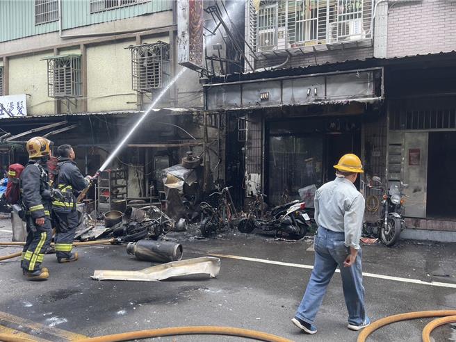 一旁机车烧到焦黑，只剩骨架。（三重警分局提供）