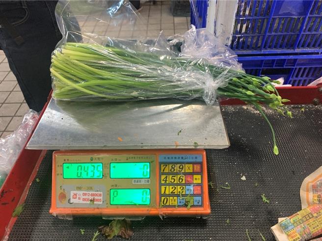 台北市衛生局25日公布5月生鮮蔬果殘留農藥抽驗結果，共計12件產品不符規定，其中3件為韭菜花。（台北市衛生局提供／劉瑋晴台北傳真）