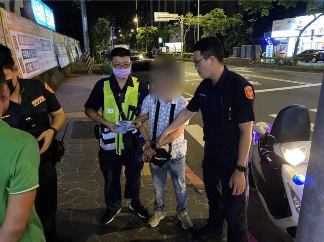 越南籍移工黎姓男子涉嫌酒駕被逮，竟想塞錢給員警賄賂而罪加一等。(翻攝照片／蔡依珍桃園傳真)