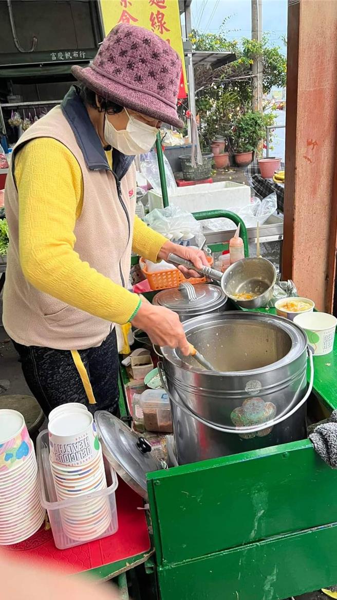 黃男的阿嬤每天清晨4點起床賣鹹粥，維持一家生計。（家屬提供／孫英哲彰化傳真）