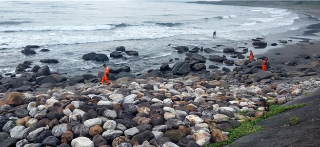 海巡及警消连续3天派出多组人力并出动空侦机、无人机及沙滩车搜救张翁。（海巡署北部第一岸巡队提供／吴佩蓉宜兰传真）