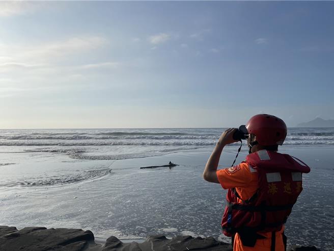 海巡及警消连续3天派出多组人力并出动空侦机、无人机及沙滩车搜救张翁。（海巡署北部第一岸巡队提供／吴佩蓉宜兰传真）