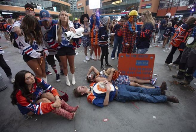 油人球迷在场外失望倒地。（美联社）