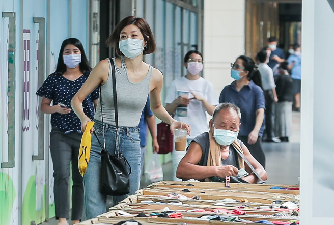 新冠疫情近期再度升溫，網紅「名為變態的神父」表示，他的病程是從攻擊頭到鼻子、喉嚨，症狀跟過往不同。（示意圖，資料照）