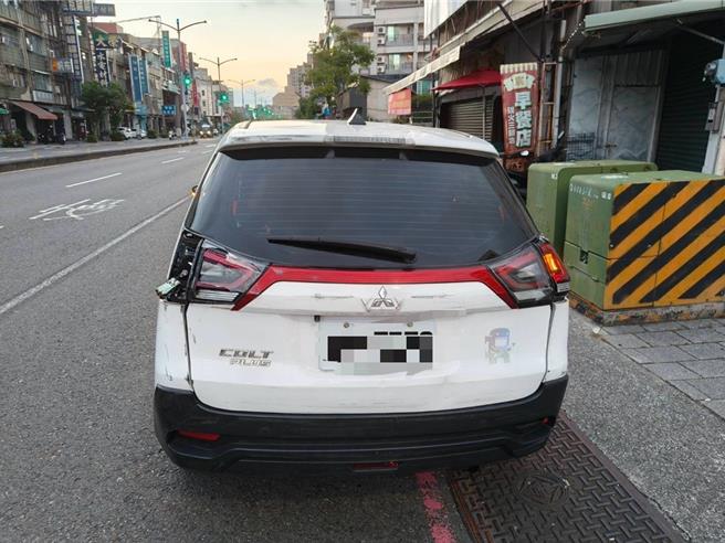 高雄一名25岁葛姓男子因为帮朋友向30岁林姓男子借钱，林男未答应，导致葛男生气而于25日清晨驾驶小客车（见图）以倒退方式撞击林姓男子在左营的店面。（翻摄照片／林瑞益高雄传真）