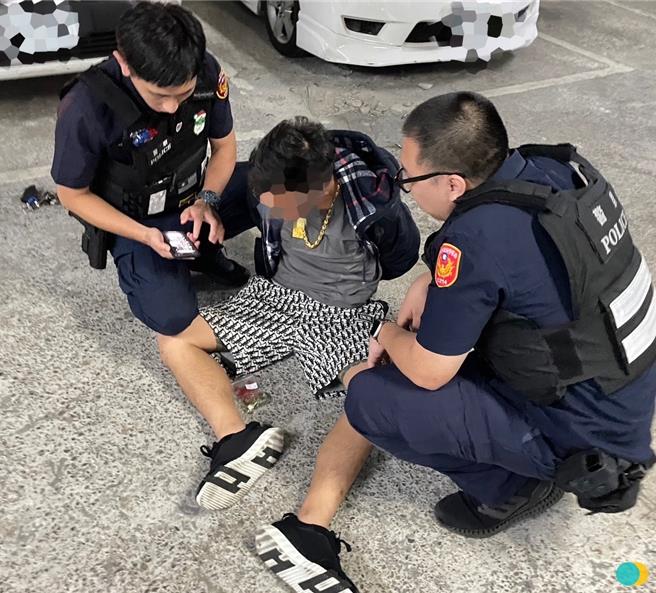 警方趁侯姓男子外出上前逮人。（警方提供）