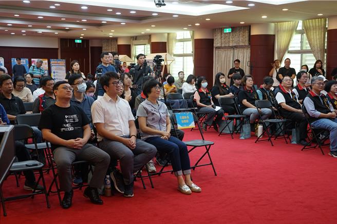 台东县长饶庆铃今天到花莲，宣布将拨出2000万枚台东金币，可在花莲百余特约店家使用，盼花东共好，一同振兴经济。（王志伟摄）