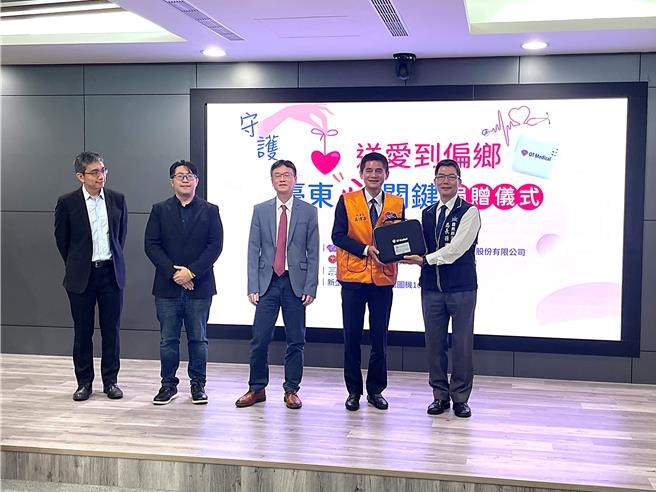 国际狮子会300A5区秘书长吴传广（右二）捐赠12导程心电图机予台东县卫生局，由局长孙国平（右一）代表受赠。（萧嘉蕙摄）