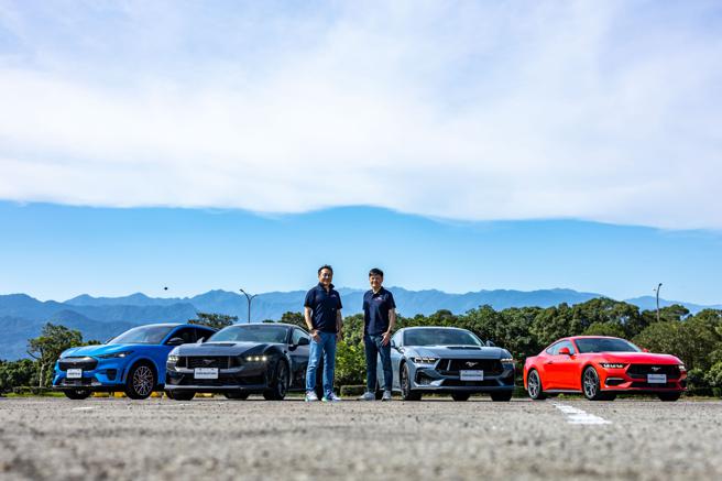 福特六和為台灣車迷獻上全新第七代Ford Mustang，福特六和汽車營銷服務副總經理黃煌文（左）與行銷處長沈仁偉共同發表新車。（福特六和提供）