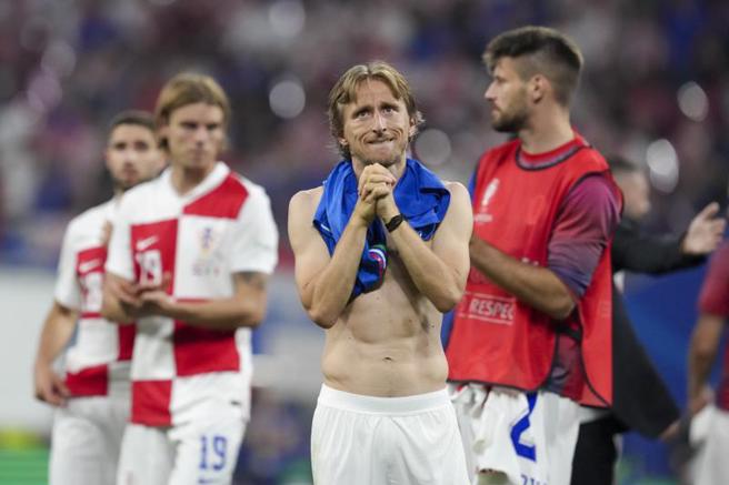 克羅埃西亞遭義大利逼和，隊長莫德里奇（中）賽後難掩懊惱。（美聯社）