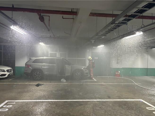 新竹科学园区内晶元光电公司25日下午1时43分传出地下室3楼汽车火警。（新竹市消防局提供／王惠慧新竹传真）