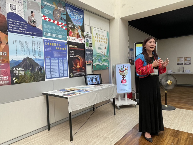 北美鄒工作室文淑盈總幹事揭示南投也有鄒族部落的來由。(照片/國立暨南國際大學提供)