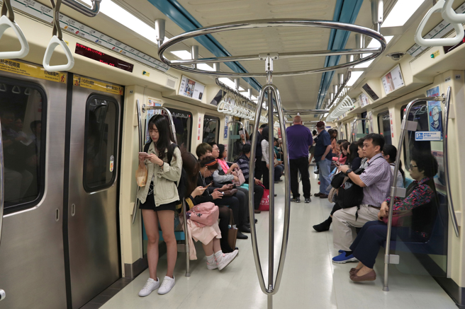 大眾运输上曾发生不少饮料打翻的事件。（示意图，shutterstock／达志）