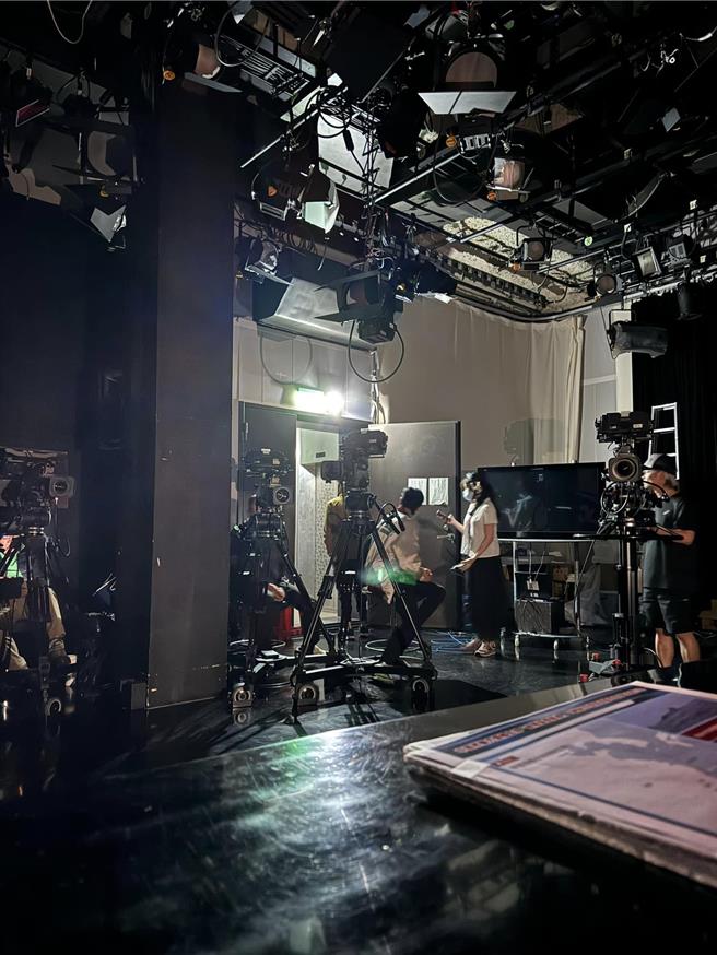 桃園市議員凌濤昨晚上節目錄影時發生內湖大跳電，他臉書發文大嘆「最大國安危機真實上演」，隨即遭洗版稱台灣是跳電、不是缺電。(凌濤提供／蔡依珍桃園傳真)