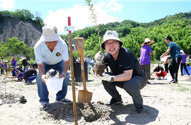 日月光投控营运长吴田玉（右）25日带领幼稚园、国小、国中学生及日月光员工在高雄市燕巢区林地种下小树苗。（日月光环保永续基金会提供／林瑞益高雄传真）