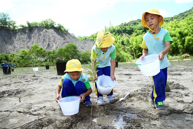 日月光三好幼儿园大班学童秉持着三好的精神：存好心、做好事、说好话，希望种下的小树苗未来能像他们一样茁壮成长。（日月光环保永续基金会提供／林瑞益高雄传真）